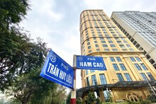 Cận cảnh toà nhà dát vàng bên hồ Giảng Võ sắp được rao bán