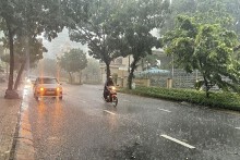 Dự báo thời tiết Hà Nội hôm nay 25/4: Trời chuyển mát, có lúc có mưa rào và dông