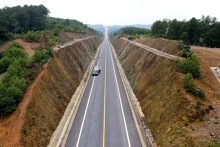 Hoàn thiện các hạng mục còn lại trên tuyến cao tốc Cam Lộ - La Sơn trong tháng 6