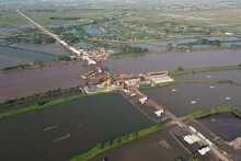 Toàn cảnh cầu vượt sông nối Thái Bình - Hải Phòng trên đường ven biển đang xây dựng