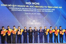 Long An trao chủ trương và giấy chứng nhận đầu tư 9 dự án hơn 40.000 tỷ đồng