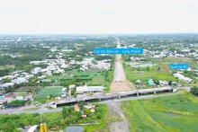 Hình ảnh hai cầu vượt còn dang dở ở nút giao quốc lộ 50 với cao tốc Bến Lức - Long Thành
