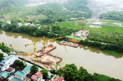 Hình ảnh cầu Tân Lang vượt sông Đáy ở xã Tân Sơn, Kim Bảng, Hà Nam đang xây dựng