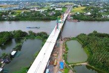 Cận cảnh cầu vượt sông Vàm Cỏ Tây vừa hợp long trên tuyến vành đai TP Tân An, Long An