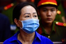 Bà Trương Mỹ Lan khóc, nói 'phải trả giá quá đắt'