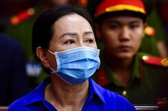 Bà Trương Mỹ Lan khóc, nói 'phải trả giá quá đắt'