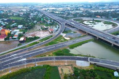Công trường thi công nút giao kết nối ba cao tốc vùng Đông Nam Bộ tại tỉnh Long An