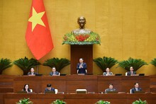 Chủ tịch Quốc hội ký chứng thực Luật Đất đai (sửa đổi)