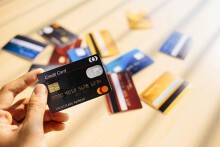 Ngân hàng Nhà nước yêu cầu rà soát các loại phí, lãi suất thẻ ngân hàng
