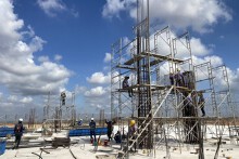 5.000 công nhân xây sân bay Long Thành xuyên lễ