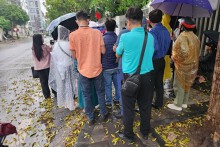 Dòng người tấp nập đổ về các phòng đăng ký đất đai ở Hà Nội từ sáng sớm