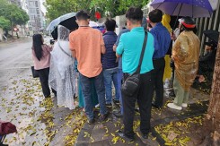 Dòng người tấp nập đổ về các phòng đăng ký đất đai ở Hà Nội từ sáng sớm