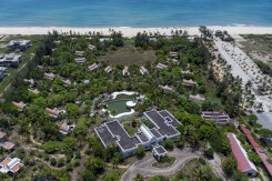 Resort ven biển 12 triệu USD bỏ hoang