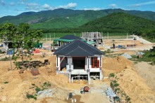 Thuê 'thần đèn' dời nhà khỏi tuyến cao tốc Bùng - Vạn Ninh