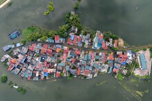 Hàng nghìn hộ dân ngoại thành Hà Nội sống chung với lũ