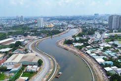 Đường lớn đang dần thành hình hai bên kênh Tham Lương - Bến Cát - rạch Nước Lên sau hơn một năm thi công