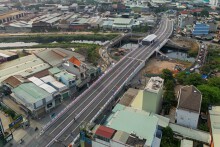 Hai cầu giảm ùn tắc cửa ngõ phía tây TP HCM sắp hoàn thành