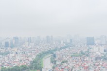 Chất lượng không khí ngày 17/10 Hà Nội ô nhiễm tăng mạnh, bụi mịn bao phủ, TP.HCM trong lành hơn nhờ mưa rào