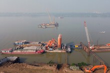 Hình ảnh phương tiện tập kết, bắt đầu xây cầu Ngọc Hồi nối Hà Nội - Hưng Yên