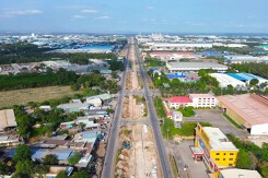 Toàn cảnh đường rộng 80 m đang thi công hướng về sân bay Long Thành