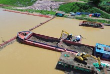 Hình ảnh thi công những trụ đầu tiên của cầu Tứ Liên