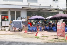 Nghịch lý tầng 1 nhà tái định cư bỏ không, người dân căng ô dù buôn bán bên ngoài