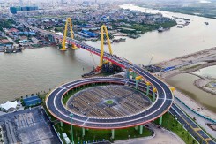 Cầu Hoàng Gia bắc qua sông Cấm trước ngày thông xe