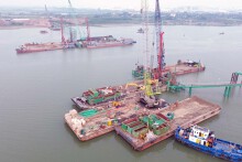 Nhộn nhịp thi công cầu vượt sông Đuống trên đường nối Hà Nội - sân bay Gia Bình
