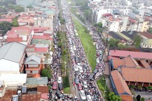 Lối lên cầu Chương Dương tắc dài khi tạm cấm cầu Long Biên để bảo trì