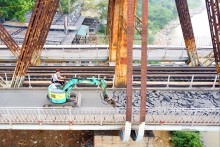 Hình ảnh bóc tách lớp nhựa đường để thay mới cho mặt cầu Long Biên
