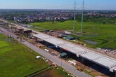 Hình ảnh làn cao tốc Vành đai 4 trên cao bắt đầu gác dầm