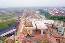 Cầu nối Ngọc Hồi bắt đầu gác dầm