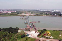 Công trường cầu vượt sông Đuống trên tuyến đường sắt cao tốc Hà Nội - Quảng Ninh