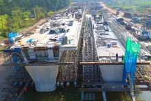 Cầu Trần Hưng Đạo đúc trực tiếp phiến dầm đầu tiên