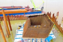 Những mét đầu tiên của trụ cầu Tứ Liên đã vươn lên khỏi mặt nước sông Hồng