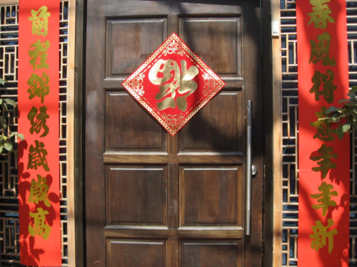 li do nguoi trung quoc treo chu phuc nguoc khi don tet
