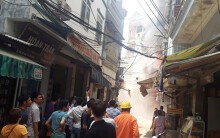 Hà Nội: Đứng xem cháy nhà ở khu chợ cóc, cả trăm người 'hết hồn' khi đám cháy phát nổ