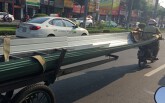 Ớn lạnh với những xe chở sắt, tôn sắc lẹm di chuyển trên phố Đà Nẵng
