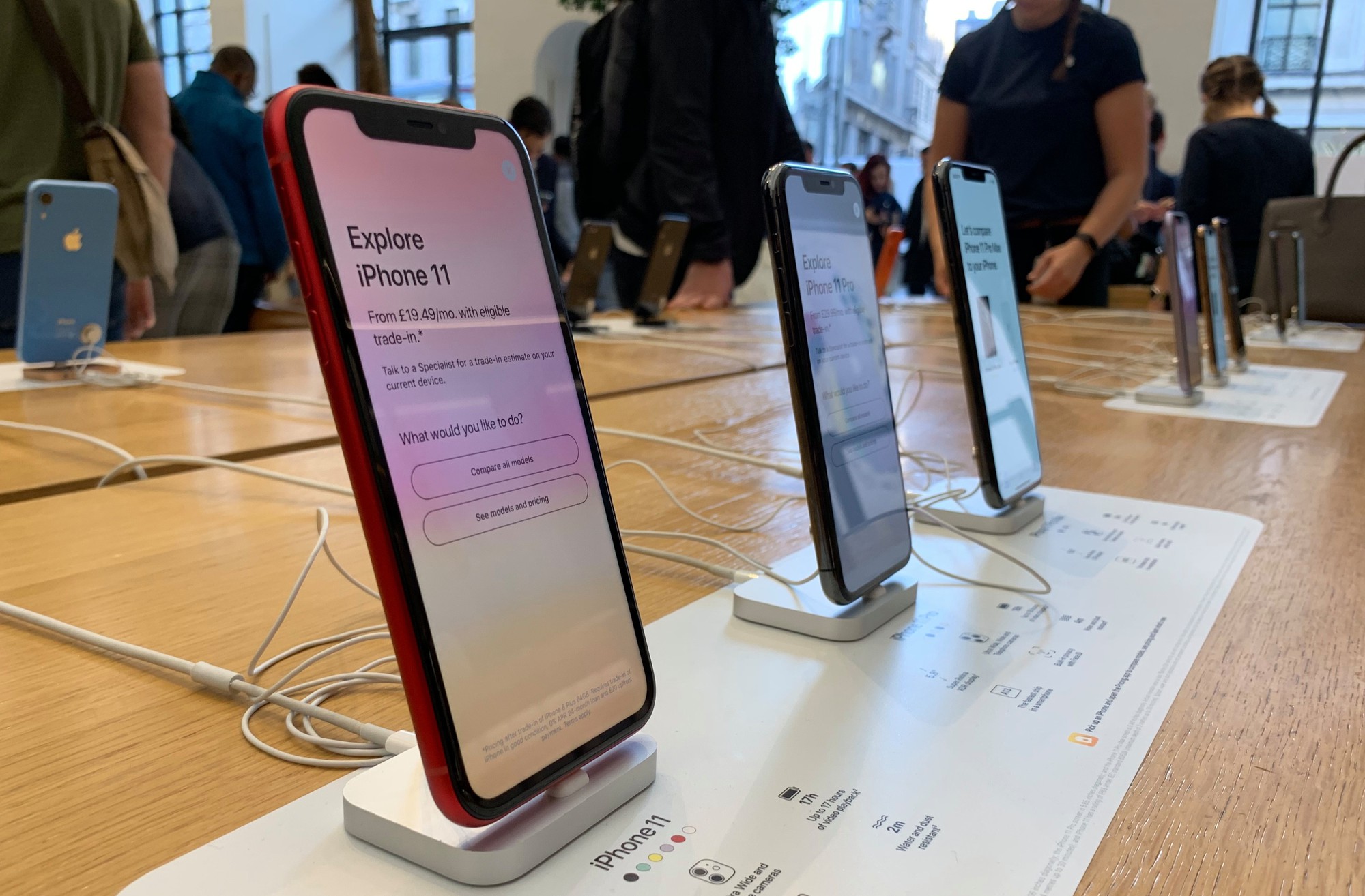 iphone-11-chinh-hang-hut-hon-15-000-luot-dat-gach-tu-thang-10-hang-xach-tay-binh-on-gia-1 iphone-11-chinh-hang-hut-hon-15-000-luot-dat-gach-tu-thang-10-hang-xach-tay-binh-on-gia-1