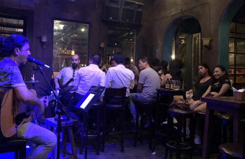 Những thanh niên không muốn ngủ lúc nửa đêm - Ảnh 1. Những thanh niên không muốn ngủ lúc nửa đêm - Ảnh 1.