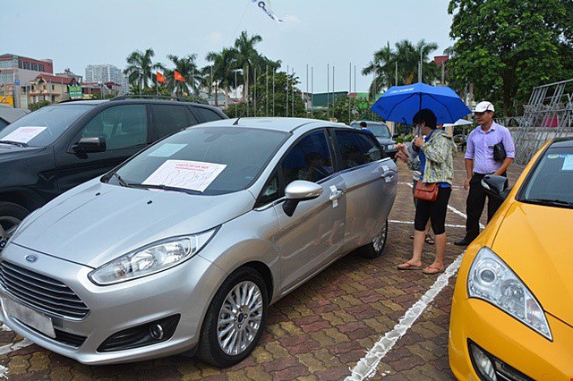 Giới buôn ô tô cũ hi vọng được 'giải cứu' trong mùa xe cuối năm - Ảnh 1.