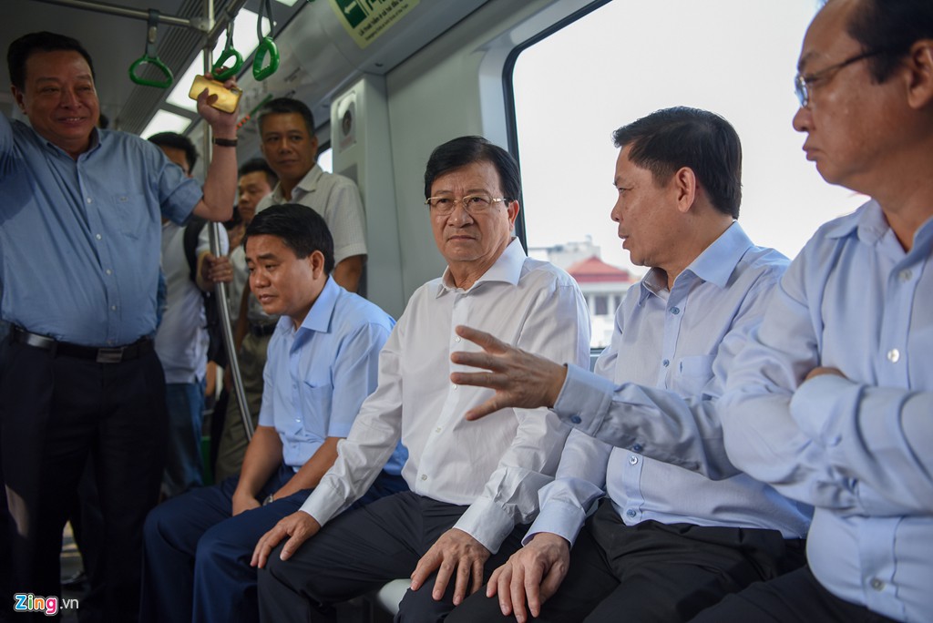 Phó thủ tướng Trịnh Đình Dũng đi thử tàu trên cao Cát Linh - Hà Đông - Ảnh 10. Phó thủ tướng Trịnh Đình Dũng đi thử tàu trên cao Cát Linh - Hà Đông - Ảnh 10.