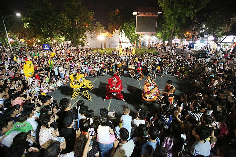 Những thanh niên không muốn ngủ lúc nửa đêm - Ảnh 4. Những thanh niên không muốn ngủ lúc nửa đêm - Ảnh 4.