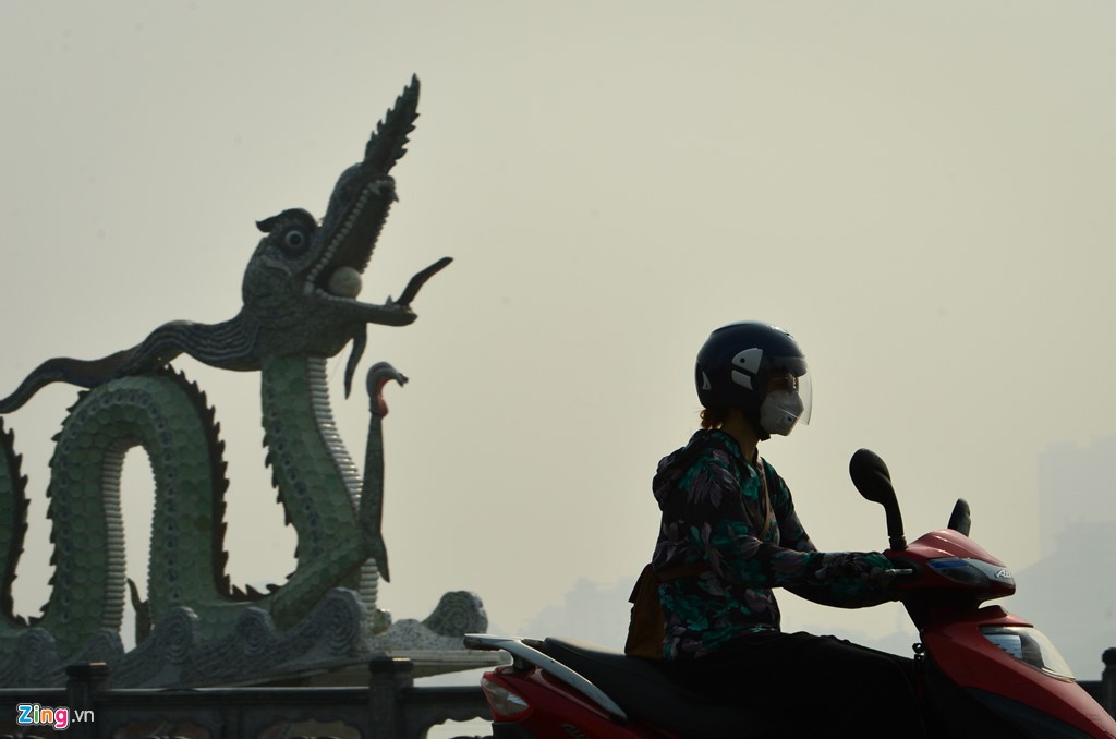 Hà Nội mù mịt trong ngày chỉ số ô nhiễm không khí cao kỉ lục - Ảnh 4. Hà Nội mù mịt trong ngày chỉ số ô nhiễm không khí cao kỉ lục - Ảnh 4.