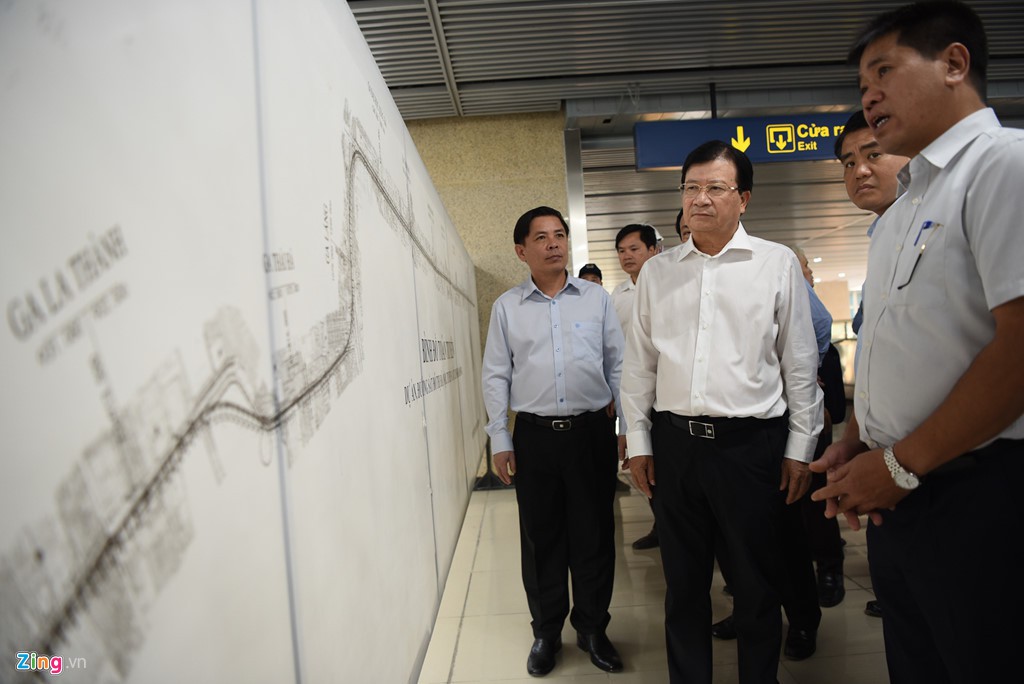 Phó thủ tướng Trịnh Đình Dũng đi thử tàu trên cao Cát Linh - Hà Đông - Ảnh 5. Phó thủ tướng Trịnh Đình Dũng đi thử tàu trên cao Cát Linh - Hà Đông - Ảnh 5.
