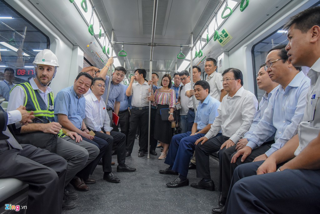 Phó thủ tướng Trịnh Đình Dũng đi thử tàu trên cao Cát Linh - Hà Đông - Ảnh 6. Phó thủ tướng Trịnh Đình Dũng đi thử tàu trên cao Cát Linh - Hà Đông - Ảnh 6.