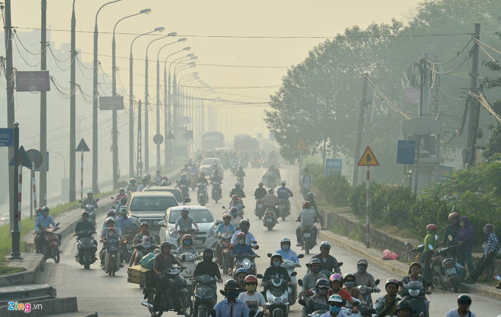 Hà Nội mù mịt trong ngày chỉ số ô nhiễm không khí cao kỉ lục - Ảnh 8. Hà Nội mù mịt trong ngày chỉ số ô nhiễm không khí cao kỉ lục - Ảnh 8.