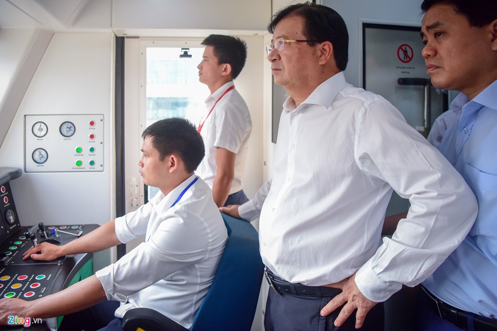 Phó thủ tướng Trịnh Đình Dũng đi thử tàu trên cao Cát Linh - Hà Đông - Ảnh 8. Phó thủ tướng Trịnh Đình Dũng đi thử tàu trên cao Cát Linh - Hà Đông - Ảnh 8.