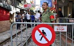 Công an Hà Nội dựng rào ngăn khách du lịch vào khu cà phê đường tàu, nhiều quán đóng cửa