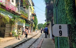 Cấm khách du lịch vào 'xóm cà phê đường tàu'